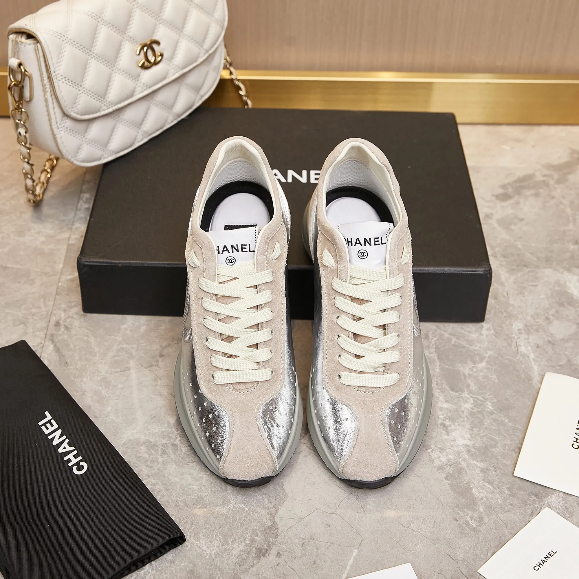 👟👟Ex-factory price 560👟👟 Chanel Grandma 2024 counter top casual sports shoes This classic design; the upper is electro-embroidered with a variety of techniques; the outsole is fashionable and sporty; it is unusual to incorporate a variety of color matching elements... The diversified mix and match is very good-looking and versatile, casual, fashionable, sports and outdoor can be taken into account... ꫛꫀꪝ Go➫ Material: ❶Upper is made of: Original imported high silk cow suede + small fragrance fabric ❷Inner lining: original imported breathable sheepskin lining ❸Outsole based on: original TPU combination outsole Special counter boutique packaging complete set for women 35–41